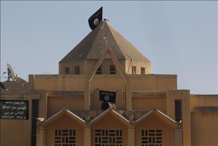 اعلام تنظيم "الدولة الاسلامية في العراق والشام" فوق كنيسة في الرقة امس (رويترز) 