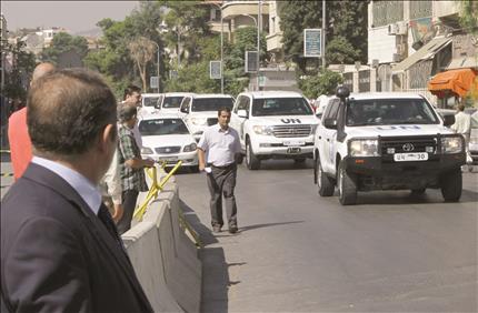 سيارات المفتشين الدوليين بشأن استخدام اسلحة كيميائية في سوريا خلال مغادرتها الفندق في دمشق امس (ا ف ب) 
