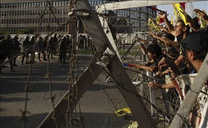 مسيرة لمناصري «الإخوان» في مدينة نصر في القاهرة، امس (رويترز) 