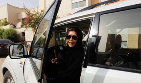 السعودية عزة شميساني تحدّت السلطات وقادت سيارتها في الرياض (أرشيف) 