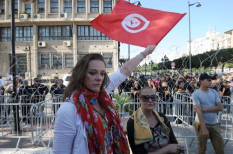 مسيرة تضامن مع رجال الأمن في شارع الحبيب بورقيبة أمس، بعد مقتل ستة 