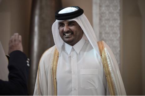 يحرص أمير قطر على مرحلة التغيير لئلا يبدو وكأنه يقود انقلاباً على والده (أ ف ب) 