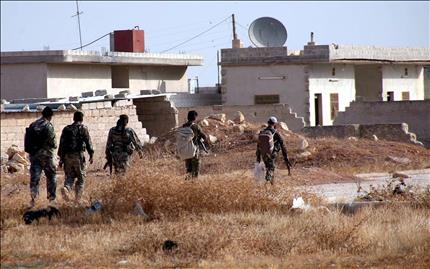 جنود سوريون في بلدة السفيرة في ريف حلب امس (ا ب ا) 