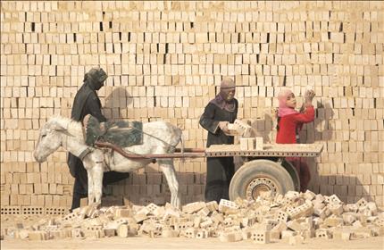 عراقيات يعملن في مصنع للطوب في مدينة نهروان في شرق بغداد في 8 آذار العام 2012 (رويترز) 