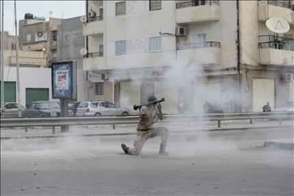جندي في الجيش الليبي يطلق قذيفة باتجاه مقاتلي «أنصار الشريعة» خلال الاشتباكات في منطقة رأس عبيدة في بنغازي أمس (رويترز) 