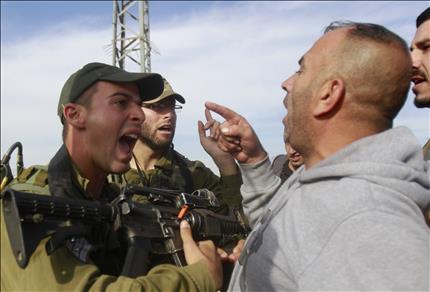 فلسطيني يصرخ في وجه جنود الاحتلال بعد قيامهم بقطع أشجار زيتون على الطريق المؤدية إلى مستوطنة «تكويا» في جنوب شرق بيت لحم في الضفة الغربية المحتلة (أ ف ب) 