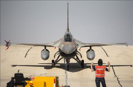 طائرة حربية إسرائيلية من نوع «إف 16» تشارك في المناورات الجوية «العلم الأزرق» في قاعدة «عوفدا» العسكرية في النقب المحتل. وتشارك حوالي مئة طائرة حربية من إسرائيل وأميركا واليونان وإيطاليا في المناورة الجوية (أ ف ب) 