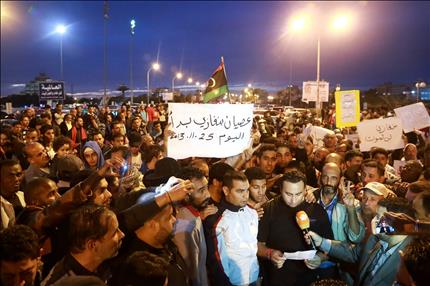 ليبيون يشاركون في تجمع سلمي إيذاناً ببدء العصيان المدني في بنغازي ليل أمس الأول (أ ب أ) 