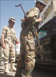 جنود يمنيون يتفقدون سيارة خلال انتشار أمني في العاصمة صنعاء أمس (رويترز) 