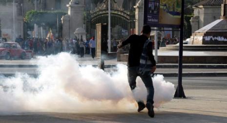 مقتل أول ضحية بعد اقرار قانون التظاهر في اشتباكات في جامعة القاهرة (نادر نبيل ـ الأناضول) 
