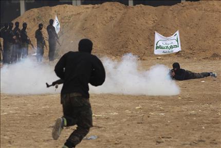 مسلحون من «حركة أحرار الشام الإسلامية» خلال تدريب في الغوطة الشرقية في ريف دمشق أمس (رويترز) 