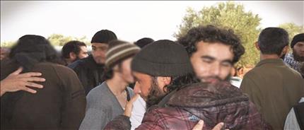 أسرى «داعش» بعد تحريرهم من مقر «أحفاد الرسول» (حساب «ولاية إدلب» على «تويتر») 