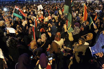 مئات الليبيين يتظاهرون دعماً للجيش والشرطة في بنغازي في شرقي البلاد أمس (أ ف ب) 