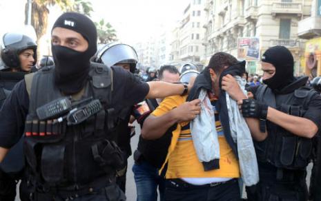 شوارع مصر لم تهدأ رغم إصرار الحكومة على تطبيق قانون التظاهر (أ ف ب) 