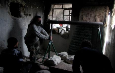 داخل أحد بيوت حيّ كرم الجبل في حلب أمس (الأناضول)
