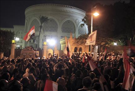 المتظاهرون أمام قصر الاتحادية في مصر الجديدة أمس (رويترز) 