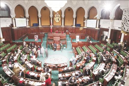 نواب تونسيون في البرلمان في العاصمة تونس استعدادا للتصويت على مسودة الدستور امس (ا ب) 