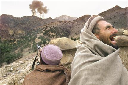 مقاتلان أفغانيان من «طالبان» يطلقان النار على الطائرات الأميركية من دون طيار في تورا بورا في كانون الأول العام 2001 (أ ب) 