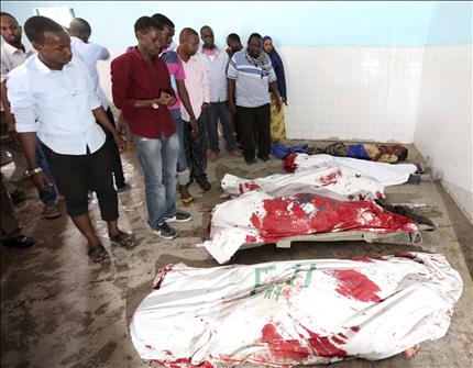 جثث الاطباء القتلى في مشرحة المستشفى في مقديشو امس (رويترز)