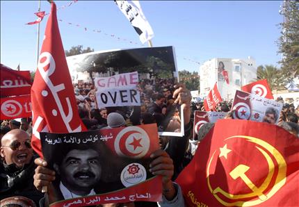 تونسيون خلال إحياء الذكرى الثالثة للثورة في سيدي بوزيد أمس الأول (أ ب أ)