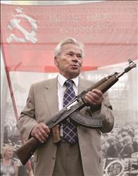 كلاشنيكوف حاملاً سلاح «AK-47» في 6 تموز العام 2007 خلال احتفالية لمناسبة اختراع البندقية في العاصمة الروسية موسكو (أ ف ب) 