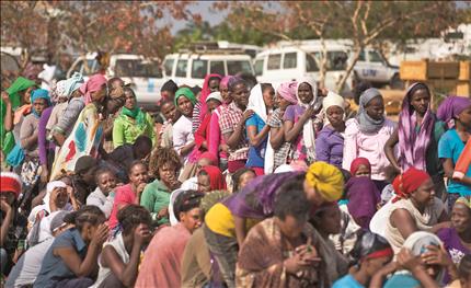 لاجئات يتجمعنّ في قاعدة للأمم المتحدة في مدينة ملكال عاصمة ولاية أعالي النيل التي يسيطر عليها المتمردو</body></html>
