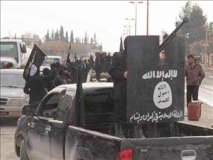 عناصر من «داعش» خلال استعراض عسكري في تل ابيض على الحدود السورية ـــ التركية الخميس الماضي (رويترز) 