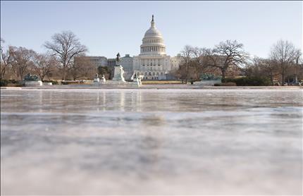 صورة تشير إلى تجمد المياه في مقابل مبنى الكونغرس الأميركي في واشنطن أمس (أ ب) 