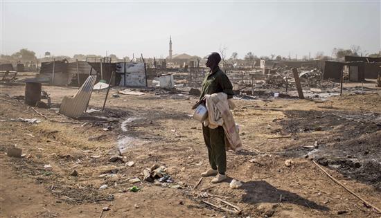 رجل يقف بين ركام مبنى دمر في المعارك في بنتيو عاصمة ولاية الوحدة في شمالي جنوب السودان في 12 كانون الثاني الحالي (أ ب)