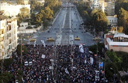 حشود المصريين بالقرب من قصر الاتحادية في القاهرة أمس (رويترز) 