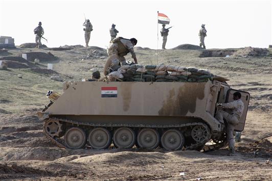 جنود عراقيون ينتشرون في إحدى مناطق مدينة الرمادي أمس الأول (رويترز)