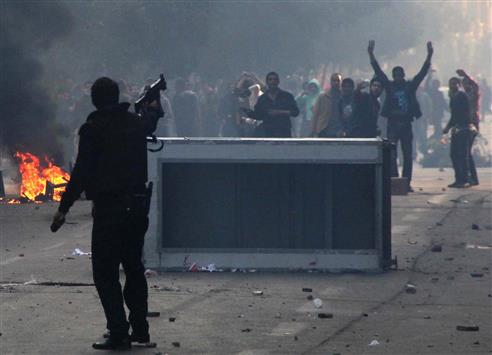 من المواجهات مع المتظاهرين المصريين أمس (د ب ا)