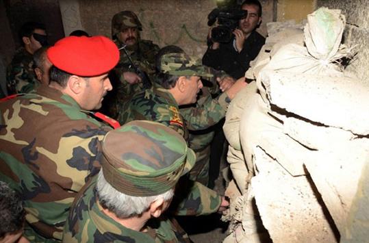 الفريج خلال زيارته إلى أحد المواقع العسكرية في حلب ("سانا")