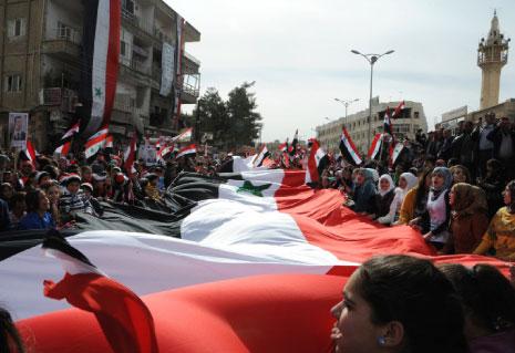 من تظاهرة داعمة للرئيس السوري بشار الأسد في دمشق أمس (أ ف ب) 