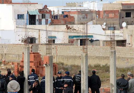 عناصر من قوات الأمن التونسية أمام المبنى المستهدف في رواد أمس (أ ف ب)