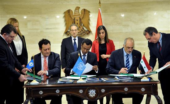 الجعفري (الى اليمين) خلال توقيع الاتفاق مع ممثلين عن الامم المتحدة ومنظمة حظر الاسلحة الكيميائية في </body></html>