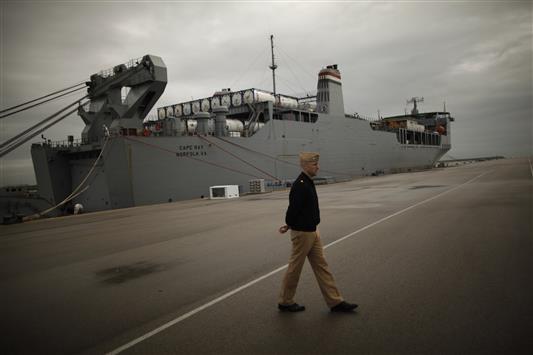 السفينة الأميركية "ام في كيب راي" في قاعدة روتا جنوب اسبانيا امس (رويترز)