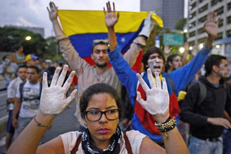 معارضو الحكومة الفنزويلية في الشارع (ليو راميز ــ أ ف ب)