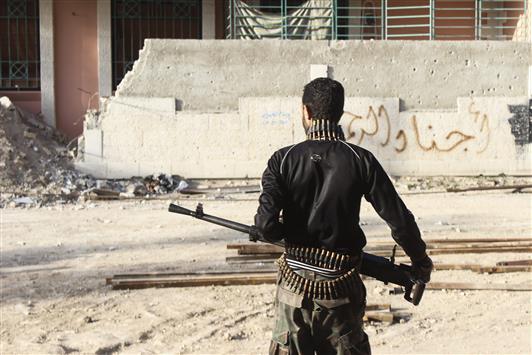 مسلح في جوبر في ريف دمشق امس الاول (رويترز)