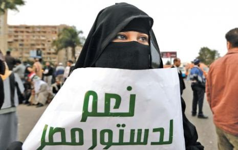 مؤيدة لمرسي خلال مشاركتها في تظاهرات أمس (حسن عمار ـ أ ب)