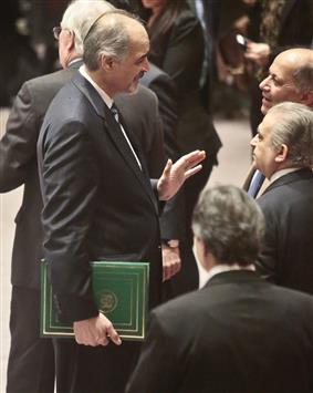 الجعفري (إلى اليسار) يتحدث إلى ديبلوماسيين قبل جلسة مجلس الأمن أمس الأول (أ ب)