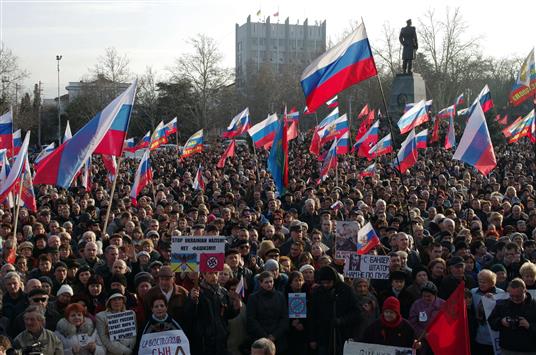 اوكرانيون مؤيدون لروسيا يتظاهرون في مدينة سيباستوبول على البحر الأسود في جنوبي البلاد، امس (أ ف ب)