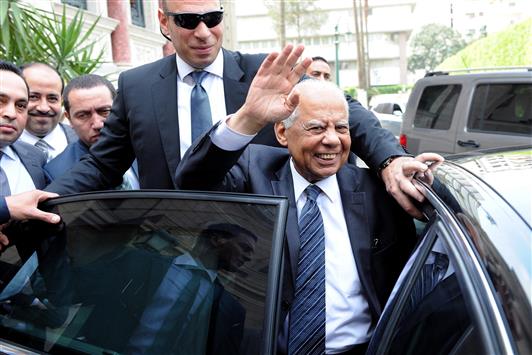 الببلاوي مغادراً مقر مجلس الوزراء في القاهرة امس (ا ب ا)