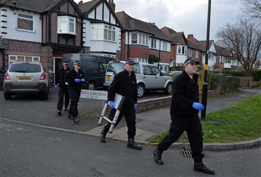 عناصر من الشرطة البريطانية خلال مداهمة منزل في برمينغهام امس (ا ف ب)