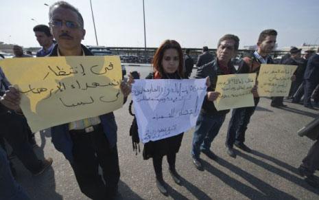 مصريون خارج مطار القاهرة يستقبلون جثث سبعة مصريين قُتِلوا في ليبيا (خالد دسوقي ــ أ ف ب) 