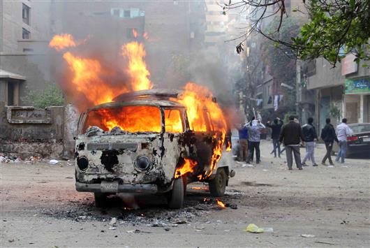 الية تحترق بعد ان اشعل اتباع مرسي النار فيها في القاهرة امس (ا ب)