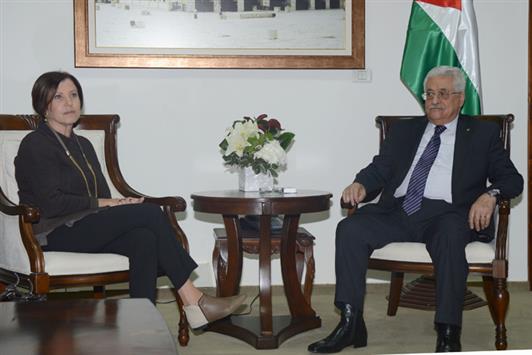 الرئيس الفلسطيني أثناء لقاء رئيسة «ميرتس» في رام الله أمس (عن «وفا»)