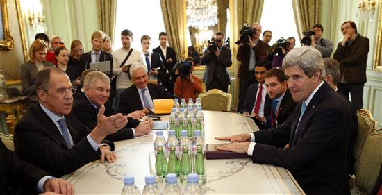 كيري ولافروف خلال لقائهما في مقر السفير الروسي، في العاصمة الفرنسية باريس أمس (رويترز)