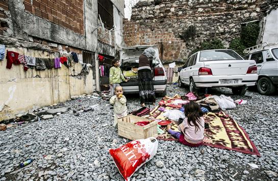 عائلة سورية مهجرة تعيش في موقف للسيارات في اسطنبول امس (ا ف ب)