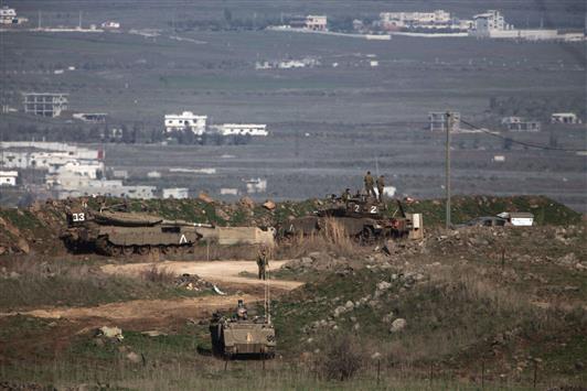 دبابات للاحتلال وجنود يراقبون من الجولان السوري المحتل الأراضي السورية أمس (ا ف ب)